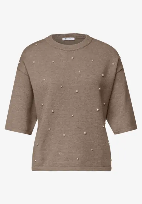 Brauner Kurzarm-Pullover mit halblangen Ärmeln und kleinen Perlen als Zierde.