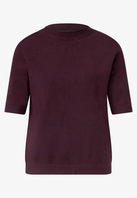 Bordeauxroter Kurzarm-Pullover aus feinem Strick mit Rundhalsausschnitt.