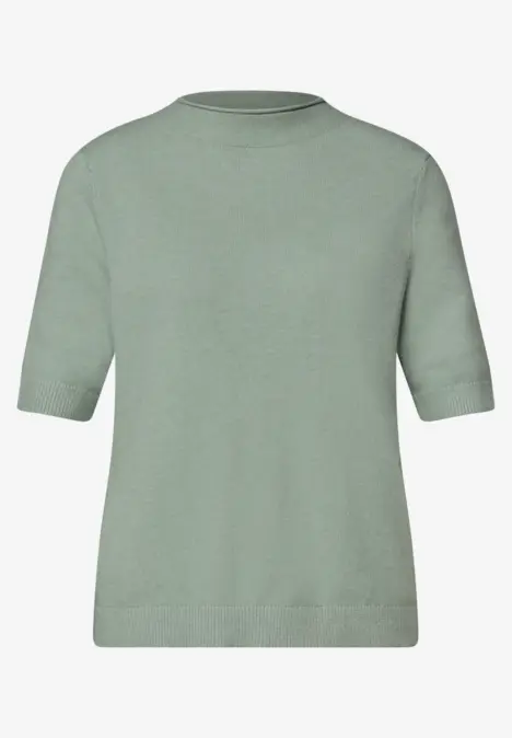 Schlichtes hellgrünes Strickshirt mit halblangen Ärmeln und rundem Halsausschnitt.