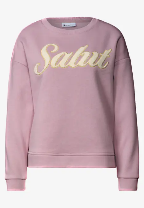 Rosa Sweatshirt mit gelbem Schriftzug „Salut“ in verspielter Schrift.