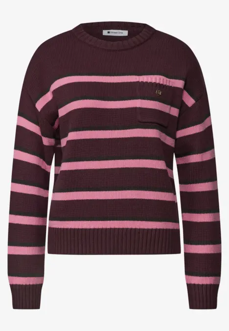 Bordeauxroter Pullover mit rosa Querstreifen, Rundhalsausschnitt und Brusttasche.