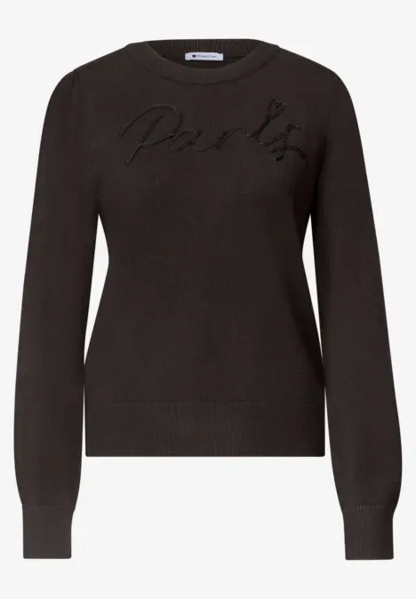 Schwarzer Pullover mit langen Ärmeln und dezentem Logo-Stick auf der Brust.
