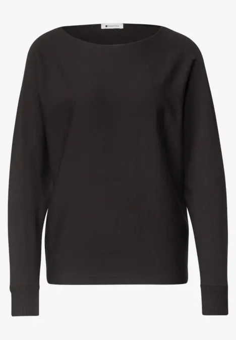 Schwarzer Pullover mit Rundhalsausschnitt und langen Ärmeln.