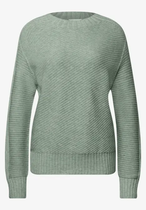 Pull gris à col rond avec motif côtelé.