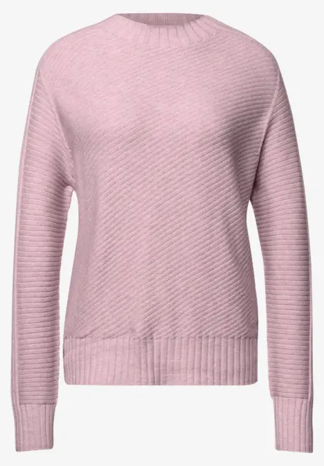 Roze gebreide trui met ronde hals en lange mouwen.