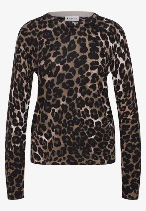 Feinstrick-Pullover mit Leopardenmuster, langärmlig, Rundhalsausschnitt in Beige-Schwarz-Kombination.