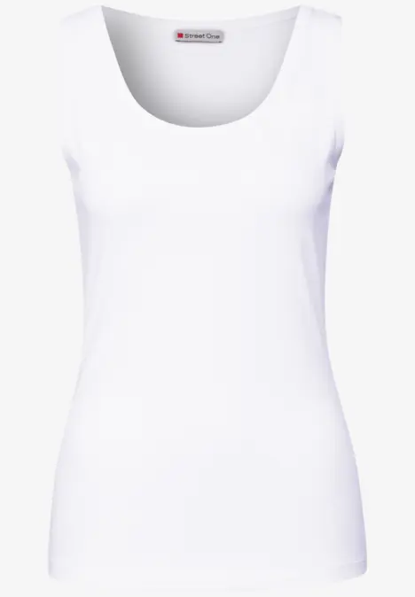 Ein schlichtes weißes ärmelloses Tanktop vor weißem Hintergrund.