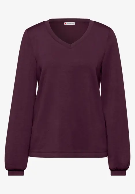 Burgunderroter Pullover mit V-Ausschnitt und langen Ärmeln.