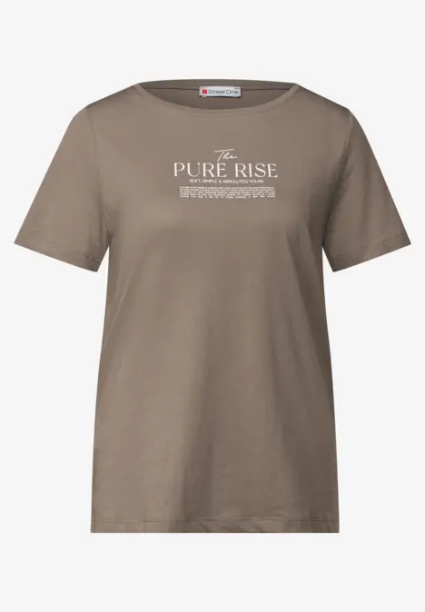 Beiges T-Shirt mit weißem Aufdruck 'PURE RISE' auf der Brust.