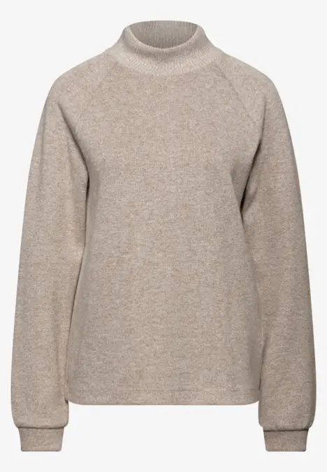 Beiger Pullover mit Stehkragen und langen Ärmeln.