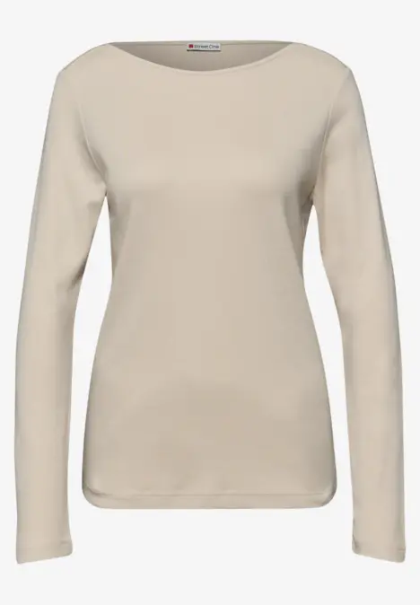 Beiges, schlichtes langärmeliges Damen-Shirt mit U-Boot-Ausschnitt.