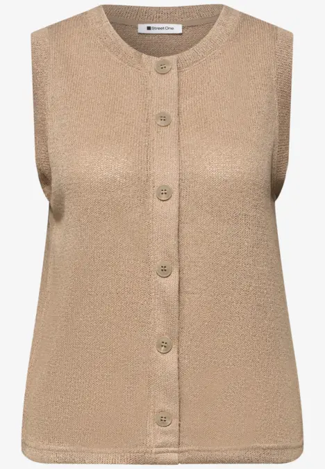 Ärmellose Strickweste in Beige mit Rundhals und durchgehender Knopfleiste.