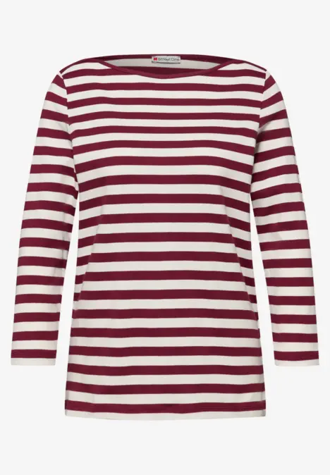 Rot-weiß gestreiftes Langarmshirt.