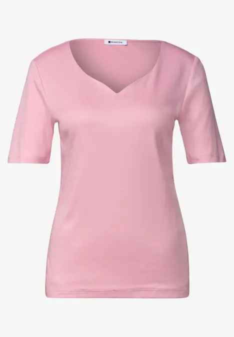Un t-shirt rose à col en V et manches courtes, basique, sur fond blanc.