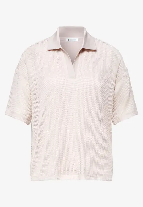 Beiges, leicht strukturiertes Kurzarm-Poloshirt mit offenem V-Ausschnitt und lockerem Schnitt.
