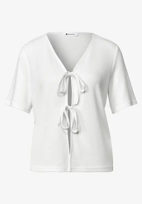 Weißes Kurzarmshirt mit V-Ausschnitt und zwei dekorativen Bindebändern vorne.