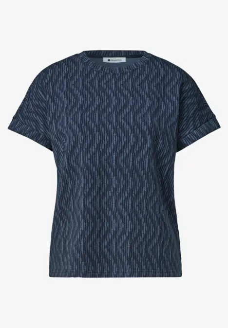 Dunkelblaues T-Shirt mit dezentem Zickzackmuster und kurzen Ärmeln.