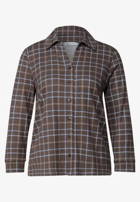 Braunes Hemdblusenshirt mit blauem Karomuster, langärmlig, Knopfleiste und Hemdkragen.