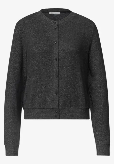 Ein schlichtes, langärmeliges Strick-Cardigan mit Knopfleiste in dunklem Grau.