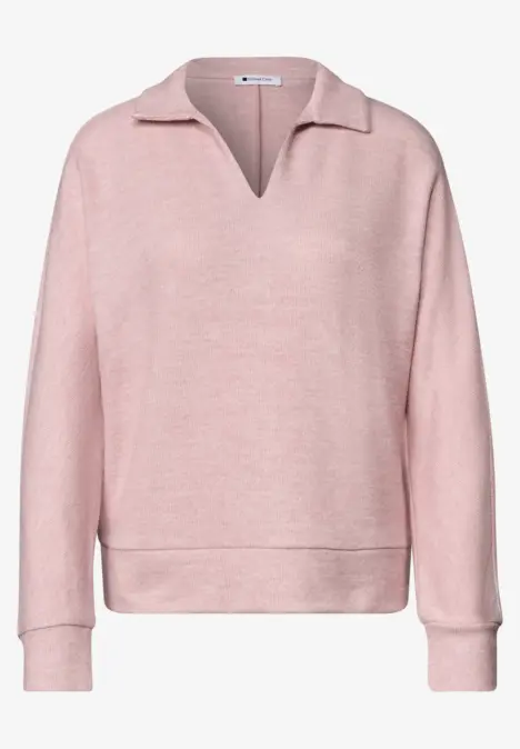 Pull léger rose à col, encolure en V et manches longues.