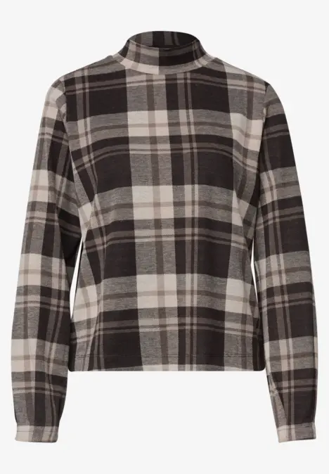 Grauer Karo-Pullover mit hohem Kragen und langen Ärmeln.