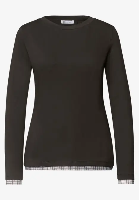 Schwarzes Langarmshirt mit rundem Ausschnitt und dezent karierter Saumverzierung