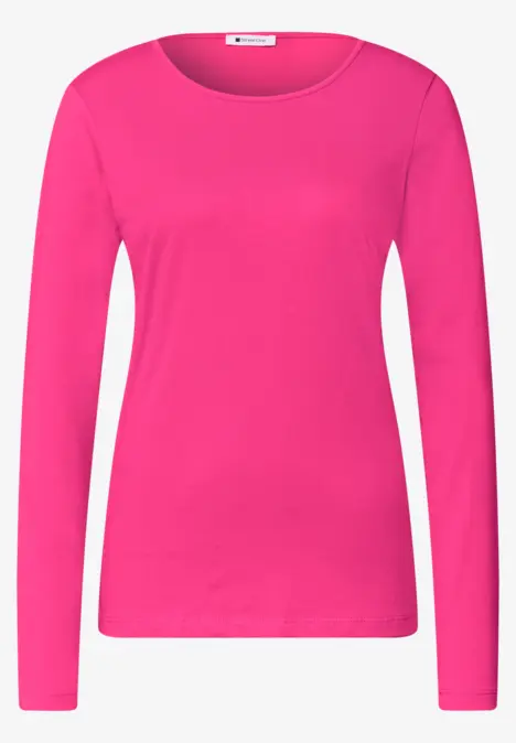 Ein schlichtes, langärmliges Oberteil in kräftigem Pink mit Rundhalsausschnitt.