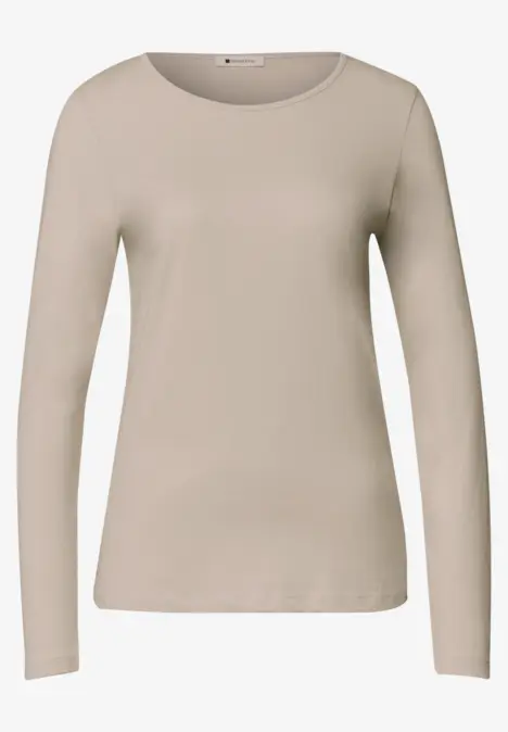 T-shirt à manches longues beige, col rond, coupe ajustée pour femme.