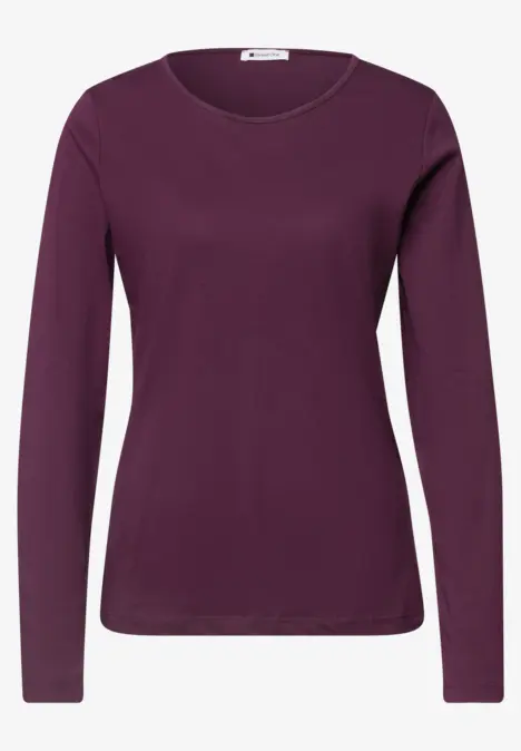 Ein schlichtes, burgunderfarbenes Langarmshirt mit Rundhalsausschnitt.