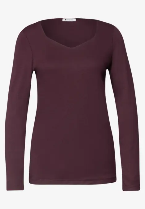 Schlichtes, langärmliges Damen-Shirt in sattem Beerenton mit dezentem V-Ausschnitt.