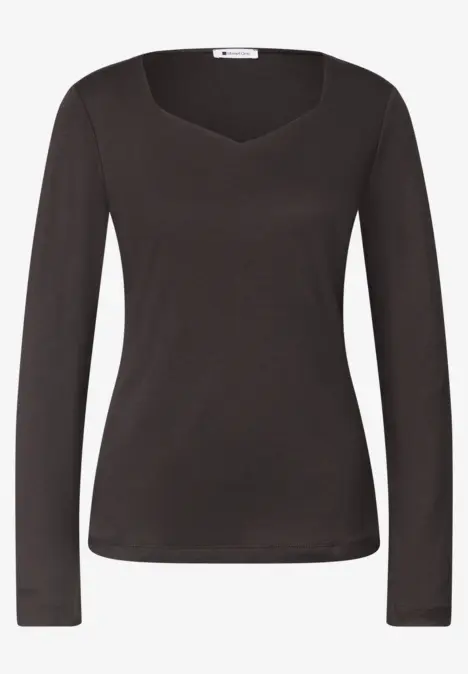 Schwarzes, eng geschnittenes Langarmshirt mit dezentem Herz-Ausschnitt.