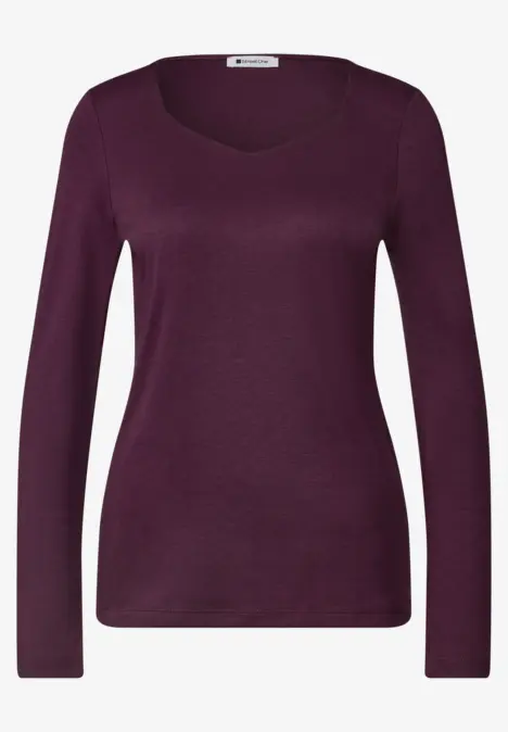 Ein schlichtes, eng anliegendes Langarmshirt in Dunkelviolett.
