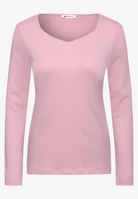 Ein schlichtes, langärmliges rosa Damenoberteil mit Rundhalsausschnitt.