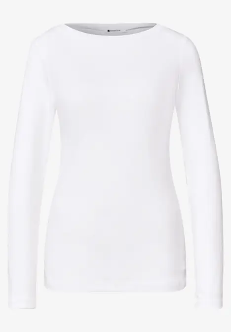Weißes, schlichtes, langärmeliges Damen-Shirt vor weißem Hintergrund