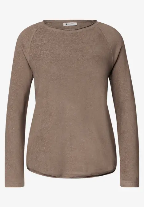 Pull marron à col rond et manches longues en maille douce.