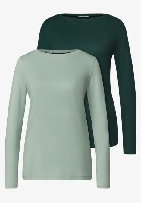 Zwei schlichte Langarmshirts in Dunkelgrün (hinten) und Mintgrün (vorne).