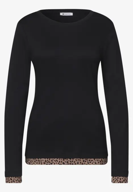 T-shirt à manches longues noir col rond, détails imprimé léopard aux poignets et à l’ourlet.
