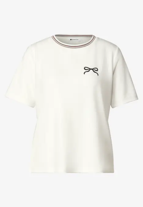 Weißes Kurzarm-T-Shirt mit Rundhals und kleinem schwarzem Schleifenmotiv auf der Brust.