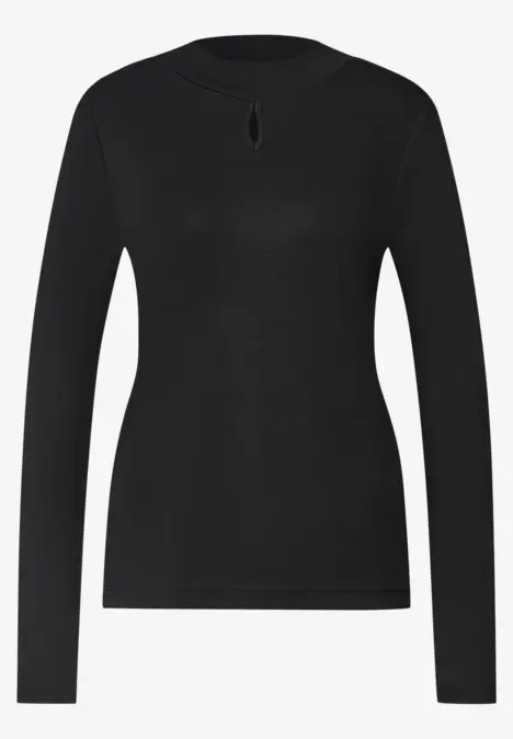 Schwarzes Langarmshirt für Damen mit rundem Ausschnitt und dezenter Schlaufe am Kragen, schmal geschnitten.