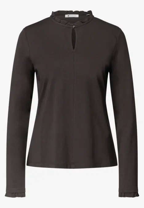 Dunkles Langarmshirt mit femininem Rüschenkragen, kleinem Brustschlitz und feinen Rüschen an Ärmeln und Bund.