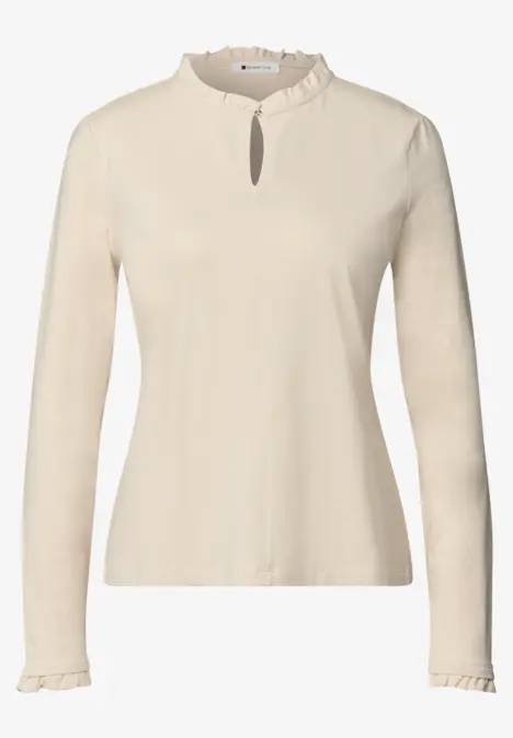 Beige Damenlangarmshirt mit Stehkragen, kleinem Ausschnitt-Schlitz und feinen Rüschen an Ärmelbündchen und Kragen
