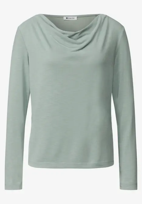 Hellgrünes Langarmshirt mit locker fallendem Wasserfallausschnitt.