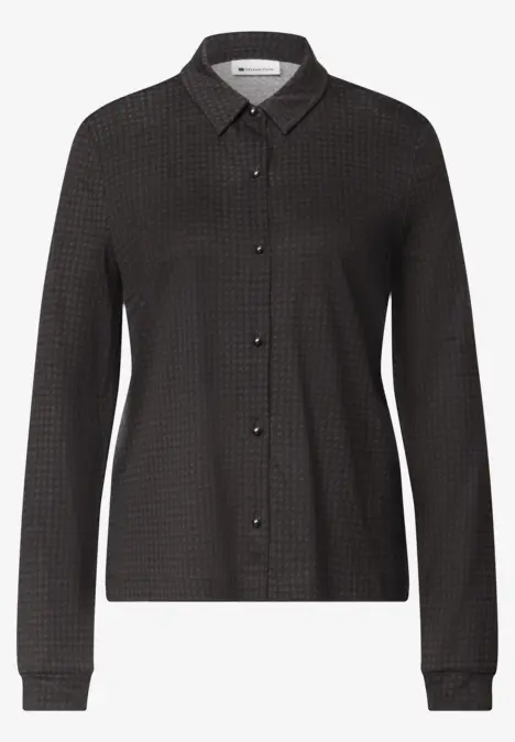 Schwarze langärmlige Bluse mit feinem Karomuster und Knopfleiste.