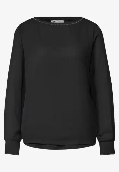 Schwarze, schlichte Bluse mit langen Ärmeln und Rundhalsausschnitt.