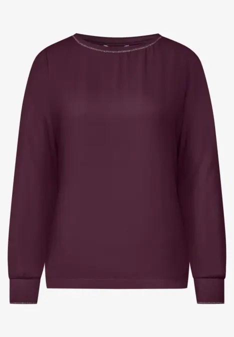 Dunkelroter Pullover mit Rundhalsausschnitt und langen Ärmeln.