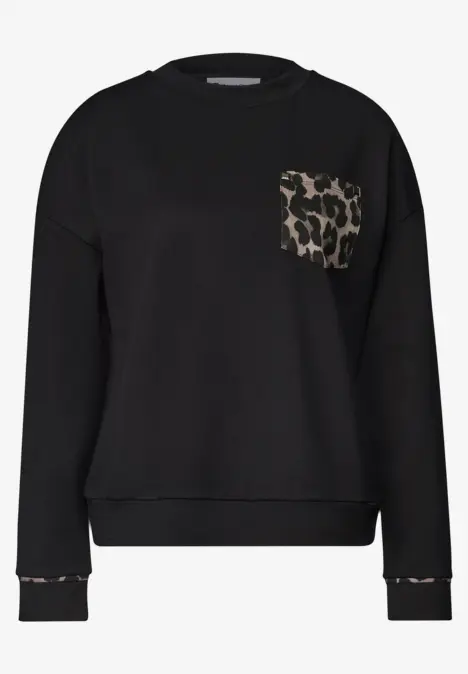 Sweat noir avec poche léopard et détails léopard aux poignets.