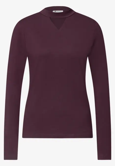 Ein schlichtes, langärmliges Damen-Shirt in dunklem Beerenton mit dezentem V-Einsatz am Rundhalsausschnitt.