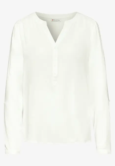 Weiße Bluse mit langen Ärmeln und V-Ausschnitt.