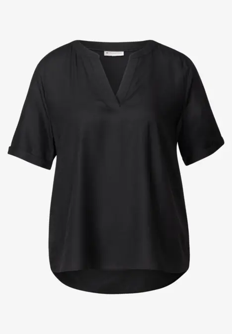 Schwarze Bluse mit V-Ausschnitt und kurzen Ärmeln.