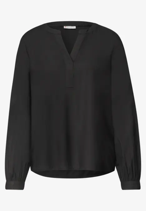 Schlichte schwarze Bluse mit V-Ausschnitt und langen Ärmeln.